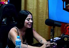 A novinha Luuh Barbosa sizes up Ruan's cock strips on podcast