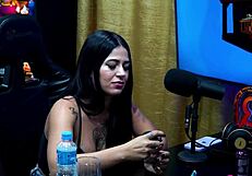 A novinha Luuh Barbosa sizes up Ruan's cock strips on podcast