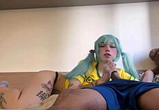 amberzinha rocks hatsune miku cosplay with qrozne backstage