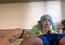 amberzinha rocks hatsune miku cosplay with qrozne backstage
