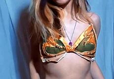 blonde latina cosplayer bonneyuwu strips as leia in star wars outfit