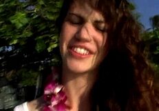 Așa că frumusețea amateur tânără 18+ dă muie fierbinte prietenului matur 18+