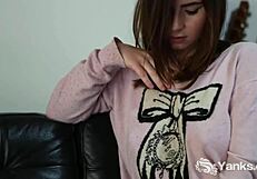 yanks babe kitty du jour fingers juicy huge pussy lips to wet orgasm