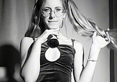 She has no panties... wait for her big pussy lips shake! 🔥🍑