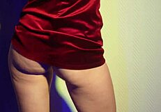 She has no panties... wait for her big pussy lips shake! 🔥🍑