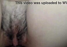 Hast du gesehen, wie ich den frischen Creampie aus meiner Frau esse?