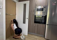 i clean the kitchen and discover a cock waiting in the glory hole 😲👅