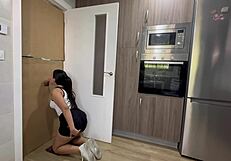 i clean the kitchen and discover a cock waiting in the glory hole 😲👅