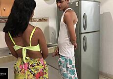 mi hermanastra chupa mi polla grande y la mete duro por su vagina la cachonda