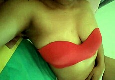 la puta madrastra en lencería masajea tetas grandes y mete dedos en coño apretado jugoso