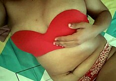 la puta madrastra en lencería masajea tetas grandes y mete dedos en coño apretado jugoso