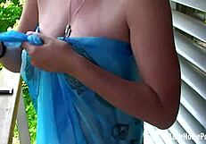 Busige Milf spreizt rasierte Fotze lips nah ran