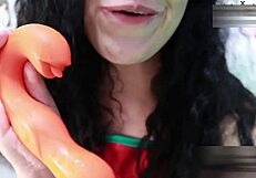 Agatha Dolly unboxes Honey Play Box G-spot vibrator and clitoris licker for intense squirting