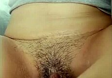 sola en casa esta latina caliente se mete los dedos deseando verga grande