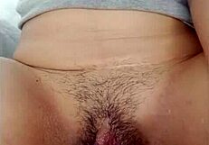 sola en casa esta latina caliente se mete los dedos deseando verga grande