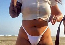 hey beach redhead flashing her swollen big pussy lips 😍 wanna taste?