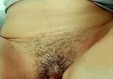 sola en casa esta latina caliente se mete los dedos deseando verga grande