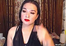 this cute brunette webcam girl loves chatting up close