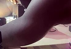 Amateur milf slut squirts wildly on massive pussy machine