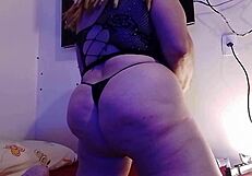 ei, olha essa loira brasileira milf balançando peitões e raba na cam 💋