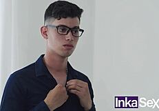 engaño a mi novio con el entrenador de verga grande mientras lee el periódico