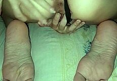 putinha vadia exibe cu raspado e se masturba com calcinha no cuzinho