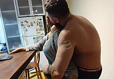 Meu marido me pega na cozinha com tesão louco fudendo forte!!