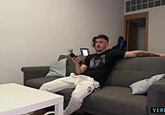 invita a ver peli y la folla duro en casa!