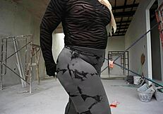 whoa check out this big ass stepmom shaking in yoga pants outdoors