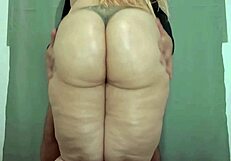 pov de mi madrastra con culo aceitado enorme en cuatro para doggy?