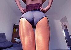 essa novinha rabuda enfia o shortinho no cu e mama no pau do macho sem camisinha