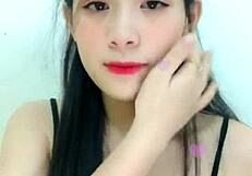 Korean Webcam Star Em Hotgirl Teases Live on Uplive
