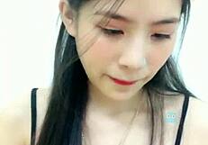 Korean Webcam Star Em Hotgirl Teases Live on Uplive