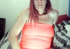 Nympho milf fists shaved pussy close up till squirting mess