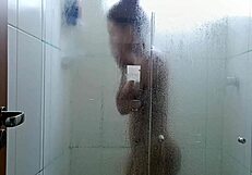 fudendo morena no banho e gozando dentro dela