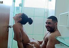 fudendo morena no banho e gozando dentro dela