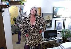 wanna roleplay with me as i oil up my huge white titties and fat ass for your worship? 🔥🍑