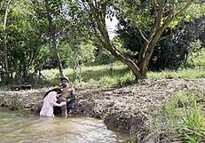 you watching her get fucked raw outdoors by stranger pumping fist?
