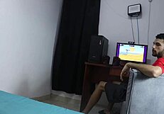 Hermosa Colombiana Entra Cuarto Hermanastro Se Toca Vagina Mientras El Juega Computadora