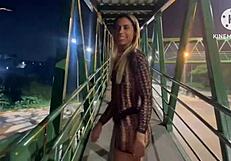 esposa spreads legs for two strangers on via dutra passarela walkway