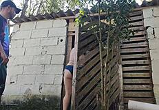 Horny Wife Tempts Builder with Juicy Ass