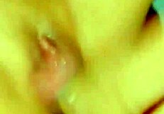 ¡Colegiala latina caliente squirts first time with sister's boyfriend in dorm! ¿Puedes creerlo?