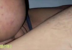 Eu transo com meu melhor amigo hétero em pov tatuado enquanto ele geme alto no meu cuzinho apertado