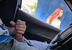 ruiva gostosa se masturba arriscada no ponto de ônibus com buceta molhada e peitos enormes