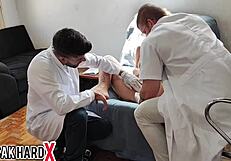 Loira safada offers tight pussy to two ginecologistas in raw threesome