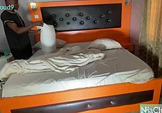minha sogra me seduziu no quarto dela depois de arrumar a cama e terminou com sexo hardcore e squirt