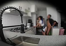 dejé una cámara escondida en casa de mi vecina ninfómana y mirá lo que pasó uff