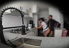 dejé una cámara escondida en casa de mi vecina ninfómana y mirá lo que pasó uff