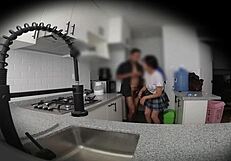 dejé una cámara escondida en casa de mi vecina ninfómana y mirá lo que pasó uff