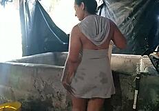 fui al pozo de mi vecina latina por agua y acabé lamiéndole el culo y follando rico